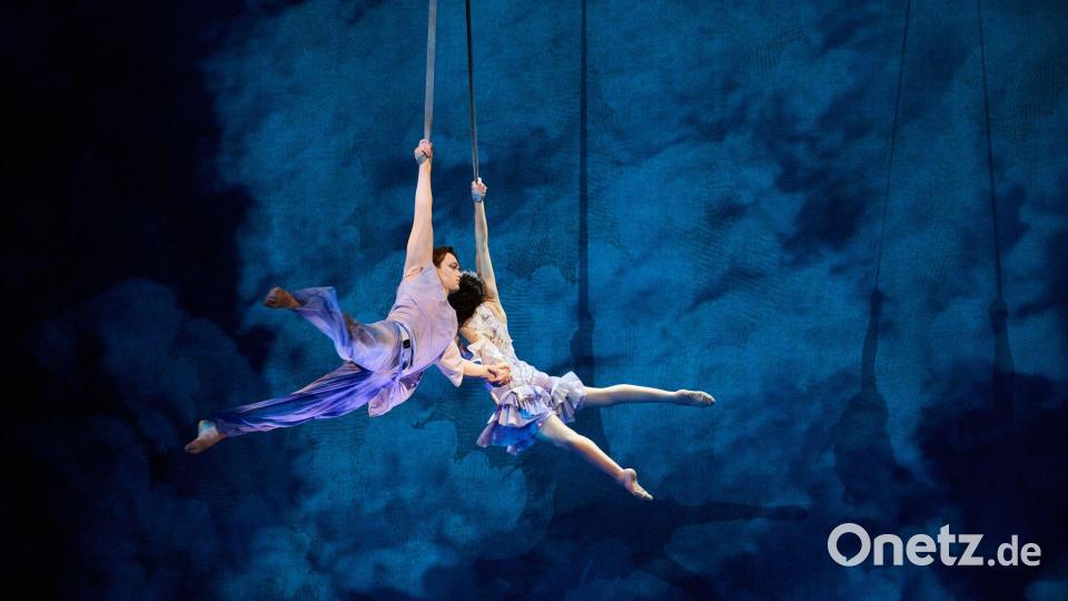 Tänzerinnen und Tänzer spielen in den ersten Showacts der Premiere der Cirque du Soleil in „Alize“ im Theater am Potsdamer Platz in Berlin. Bild: Annette Riedl/dpa