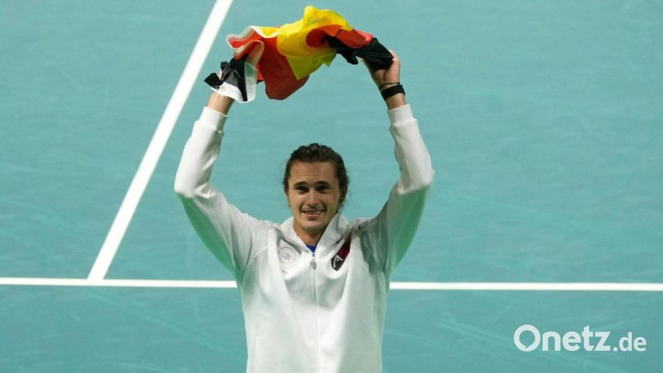 Zverev jubelte mit Deutschland-Fahne über den Viertelfinalsieg gegen Argentinien. Bild: Luca Bruno/AP/dpa