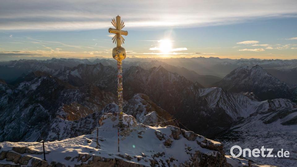 Zum Saisonstart auf der Zugspitze am 28. November soll das Kreuz wieder an seinem Platz auf dem Gipfel sein. Bild: Peter Kneffel/dpa