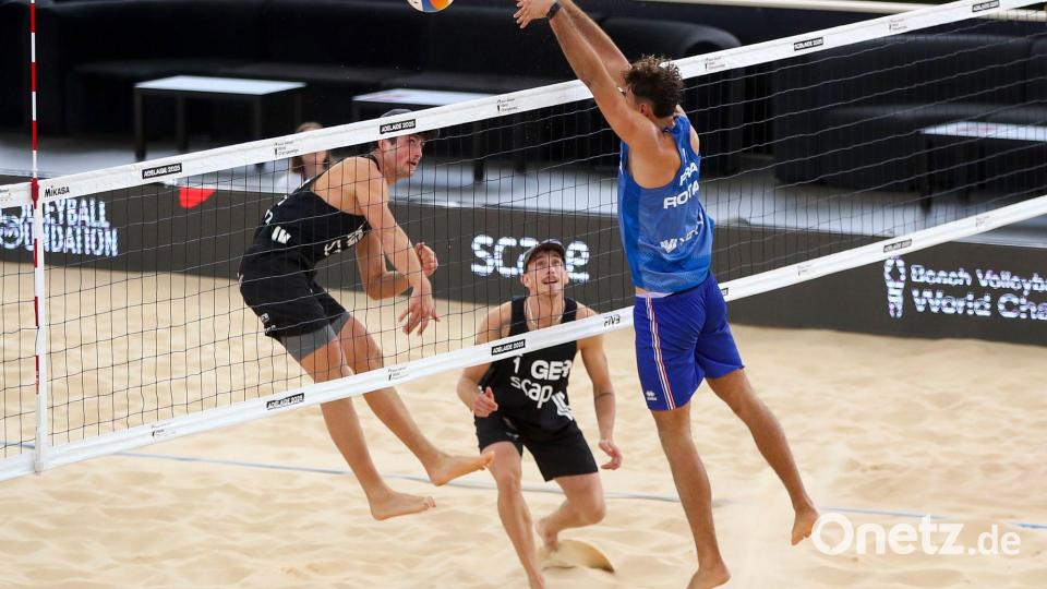 Sven Winter (l-r) und Lukas Pfretzschner in Aktion gegen Téo Rotar. Bild: Matt Turner/AAP/dpa