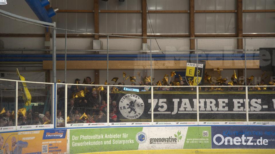 Nicht nur in der Kurve lautstark: Am Donnerstagabend waren zahlreiche Fans beim Fanstammtisch vor Ort. Bild: Thiemo Donhauser