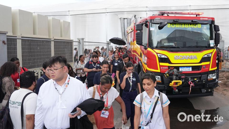 Die Feuerwehr kommt zu dem Einsatzort. Bild: Joshua A. Bickel/AP/dpa