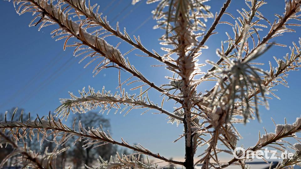 Am Sonntagabend und Montagmorgen dürfte es an vielen Orten glatt werden. Bild: Matthias Bein/dpa