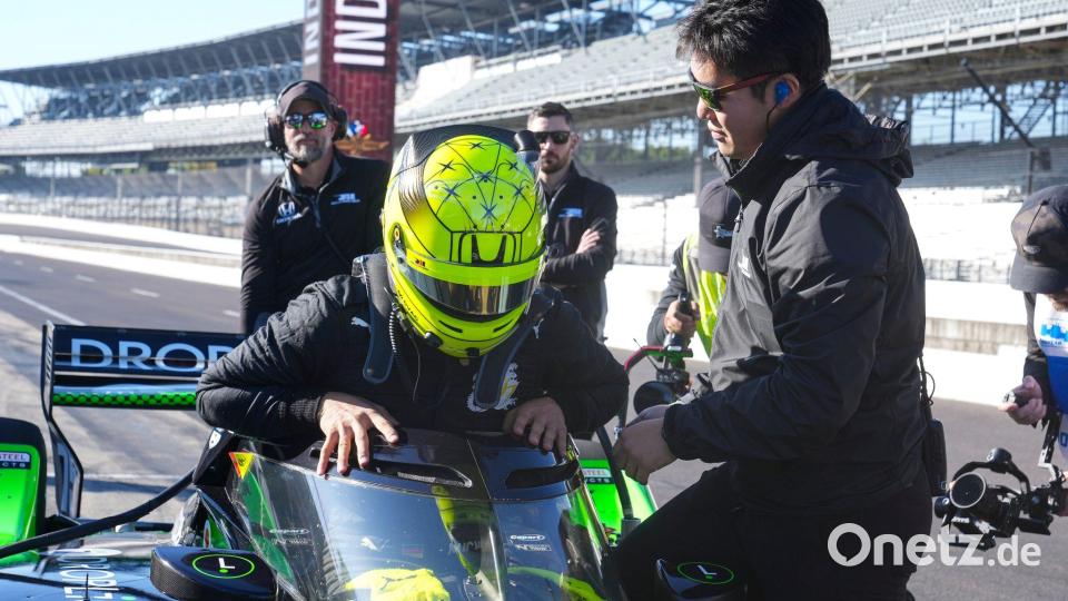 Mick Schumacher steigt ins Cockpit seines Wagens ein. Bild: Michael Conroy/AP/dpa