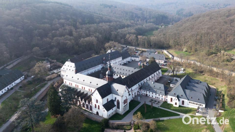 Im fast 900-jährigen Kloster Eberbach im Rheingau sind Vertreter aller Bundesländer mit Weinbau zusammengekommen. (Archivbild) Bild: Boris Roessler/dpa