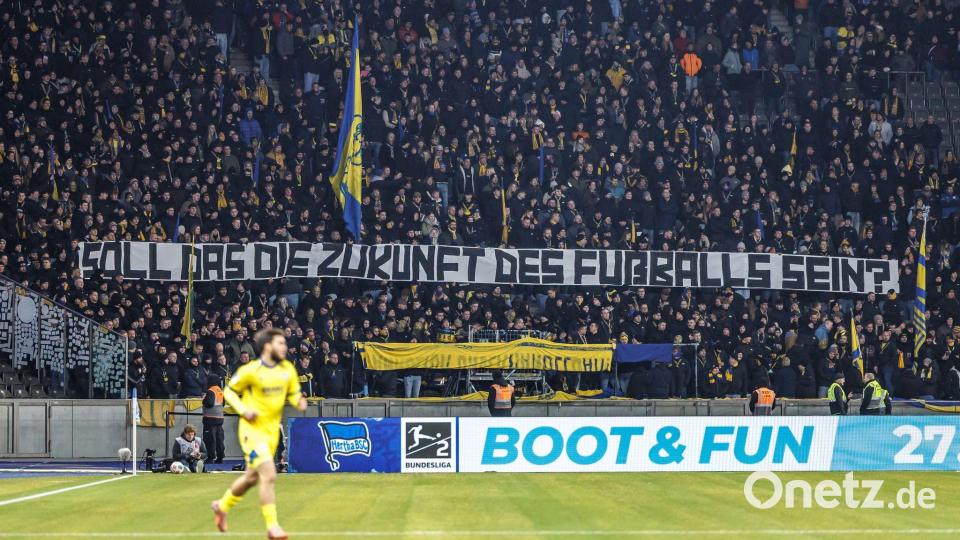 Fans von Eintracht Braunschweig haben protestiert. Bild: Andreas Gora/dpa