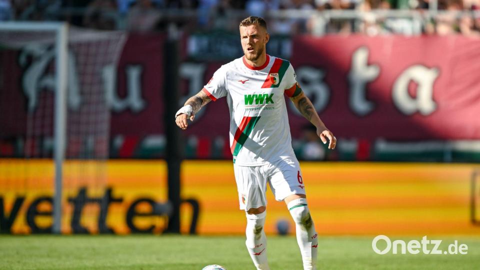 Der Augsburger Kapitän Jeffrey Gouweleeuw fehlt gegen Hamburg. Bild: Harry Langer/dpa