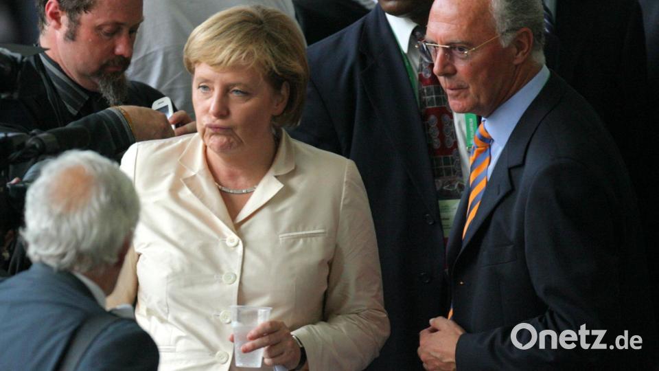 Franz Beckenbauer 2006 mit Bundeskanzlerin Angela Merkel. Bild: Yuri Kochetkov/dpa