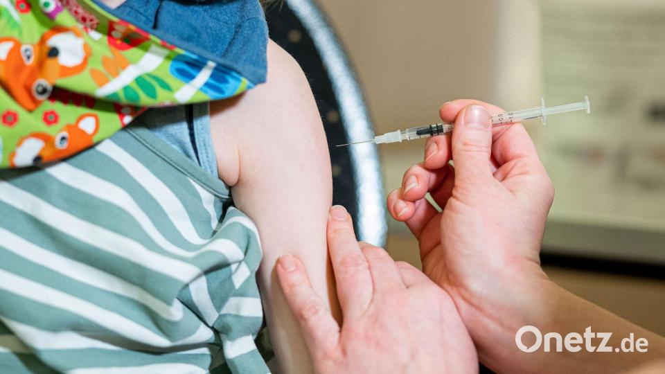 Auch kleine Körper können mit mehreren Impfstoffen gleichzeitig umgehen. (Symbolbild) Bild: Daniel Reinhardt/dpa