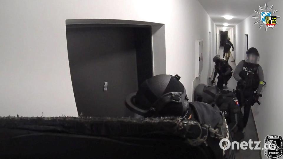 Die slowakische Polizei stürmt ein Appartement - hinter dieser Tür vermuteten sie den Ursprung vieler Schockanrufe. (Handout) Bild: -/Polizei Oberfranken/dpa