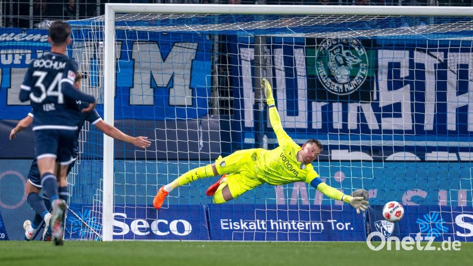 Keine Chance für Bochums Torhüter Timo Horn: 2:0 für Dresden. Bild: David Inderlied/dpa