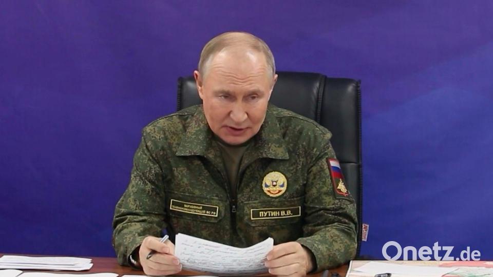 Kremlchef Putin zeigte sich demonstrativ in Uniform bei der Armee. (Archivbild) Bild: Uncredited/Russian Presidential Press Office/dpa
