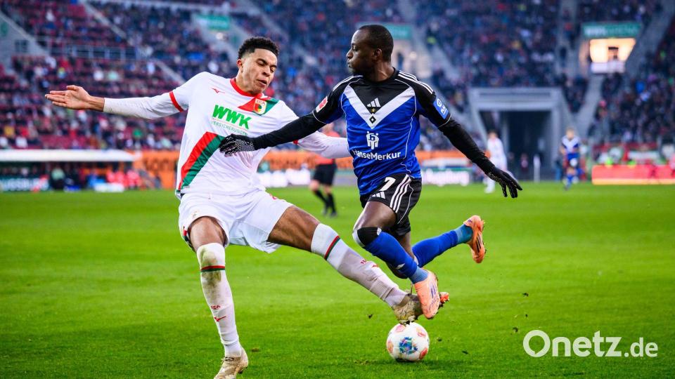 Augsburgs Noahkai Banks im Zweikampf mit Jean-Luc Dompé vom HSV. Bild: Tom Weller/dpa