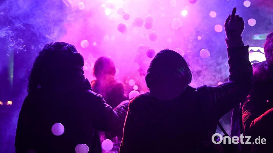 Besucher tanzen in der so genannten Wichtel Disco bei der Eröffnung der Weihnachtslichter-Attraktion Weihnachten im Tierpark Berlin. Bild: Britta Pedersen/dpa