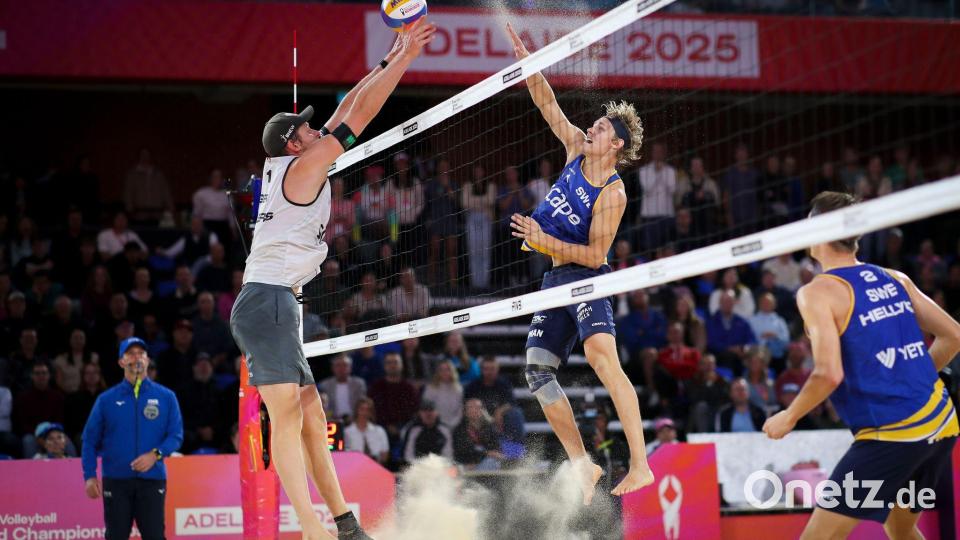 Der Schwede David Ahman (M) schlägt im WM-Halbfinale gegen Nils Ehlers. Bild: Matt Turner/AAP/dpa