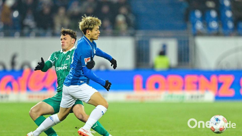 Der SV Darmstadt 98 um Yosuke Furukawa (v) und die SpVgg Greuther Fürth um Lukas Reich lieferten sich einen wilden Schlagabtausch. Bild: Uwe Anspach/dpa