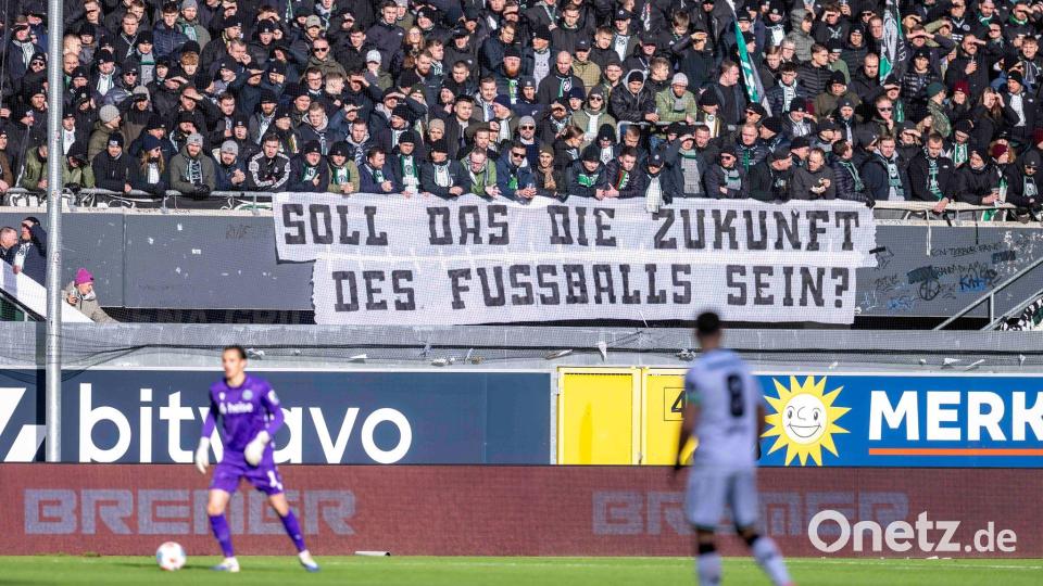 Die Fans protestieren weiter gegen die geplanten Maßnahmen der Politik in Fußball-Stadien, hier Anhänger von Hannover 96. Bild: David Inderlied/dpa