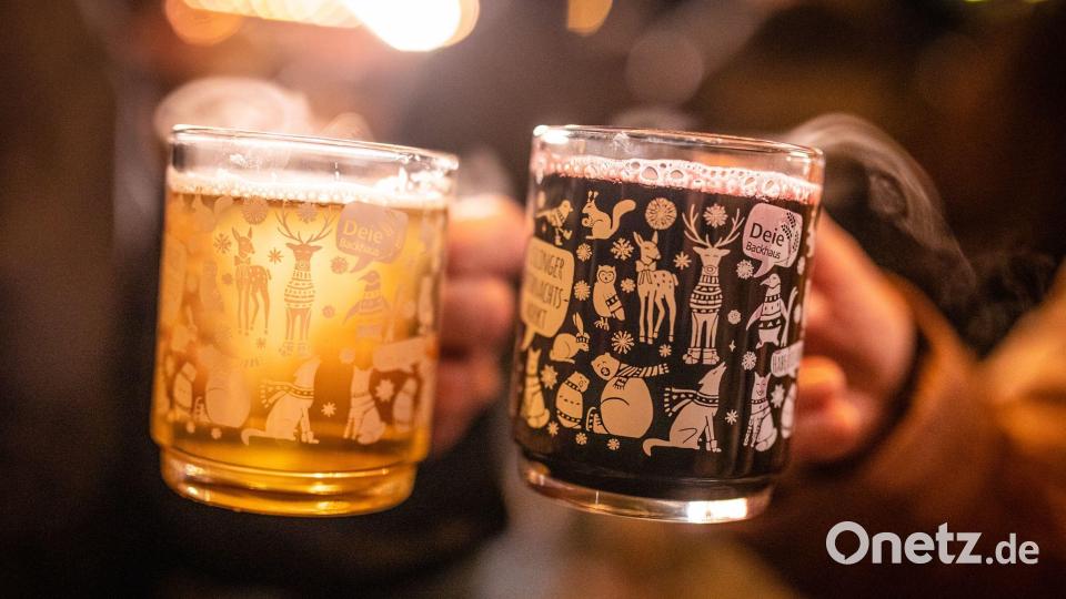 Auf Weihnachtsmärkten wird zwar viel Glühwein getrunken. Gegen die Kälte sind alkoholfreie Getränke jedoch besser geeignet. (Symbolbild) Bild: Christoph Schmidt/dpa