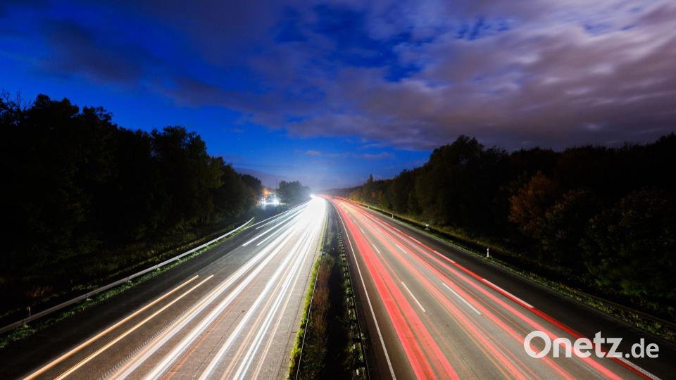 Eine Fahrt über die Autobahn - nicht für jeden erstrebenswert. (Illustration) Bild: Julian Stratenschulte/dpa