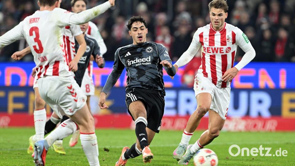 Kölns Joel Schmied kämpft gegen Frankfurts Farès Chaibi um den Ball. Bild: Federico Gambarini/dpa