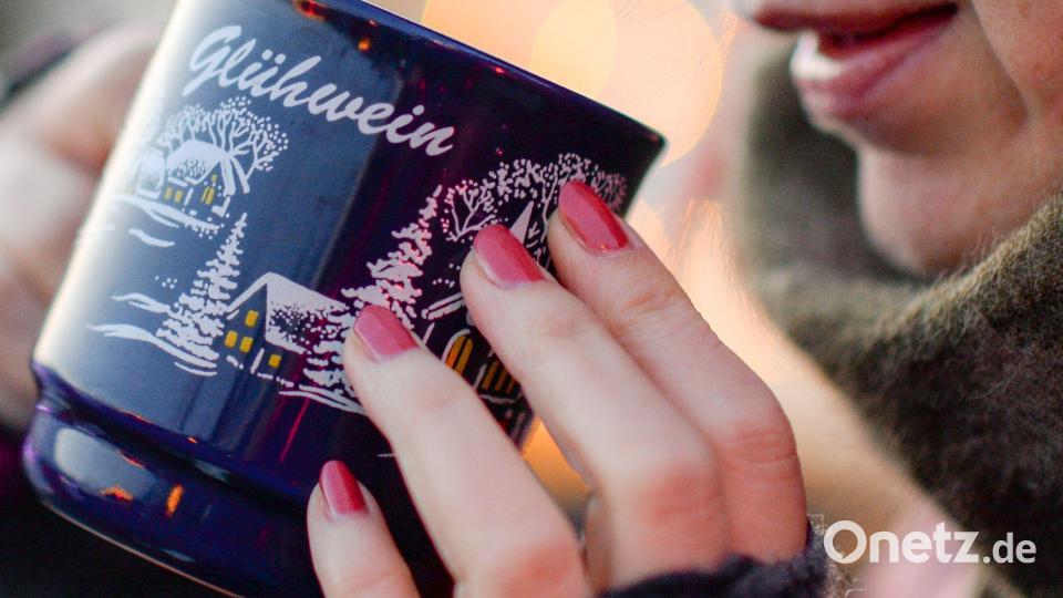 Zum Besuch auf dem Weihnachtsmarkt gehört er für viele dazu: Der Glühwein - gerne mit Schuss - scheint ideal zum Aufwärmen, doch der Effekt ist nur kurzzeitig und trügerisch. (Symbolbild) Bild: Jens Kalaene/dpa-Zentralbild/dpa