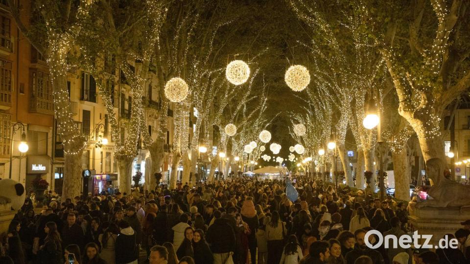 Lichtermeer zur Vorweihnachtszeit. Bild: Clara Margais/dpa