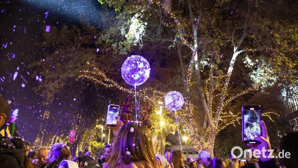 Warmes Wetter und bunte Lichter. Bild: Clara Margais/dpa