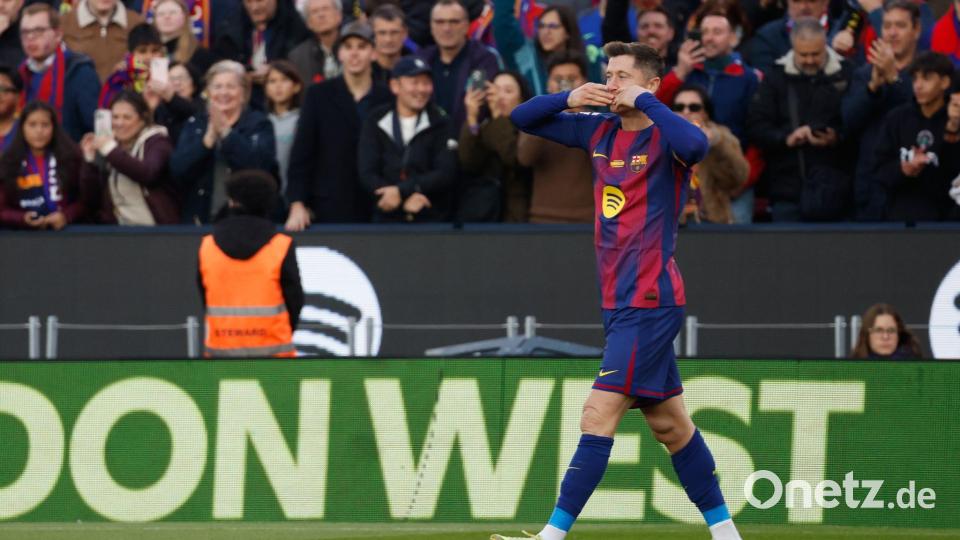 Robert Lewandowski leitet den Sieg bei der Rückkehr ins Camp Nou ein. Bild: Joan Monfort/AP/dpa
