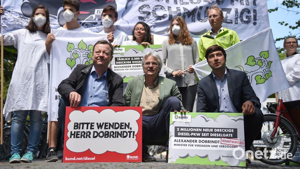 Martin Geilhufe (rechts) ist seit vielen Jahren für den Bund Naturschutz in Bayern aktiv. Nun übernimmt er den Landesvorsitz von Richard Mergner (Mitte), da dieser sich aus gesundheitlichen Gründen zurückziehen muss. (Archivbild) Bild: picture alliance / Andreas Gebert/dpa