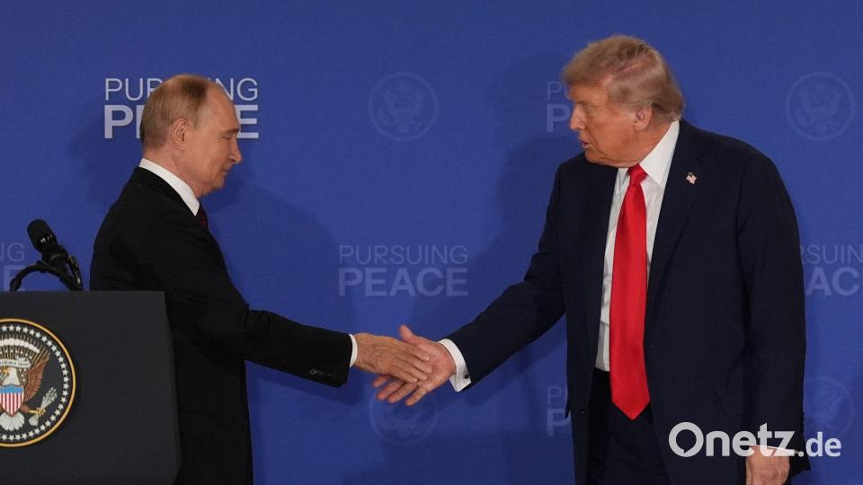 Putin (l) und Trump sehen den US-Plan an Grundlage für ein Ende des Ukraine-Kriegs. (Archivbild) Bild: Jae C. Hong/AP/dpa
