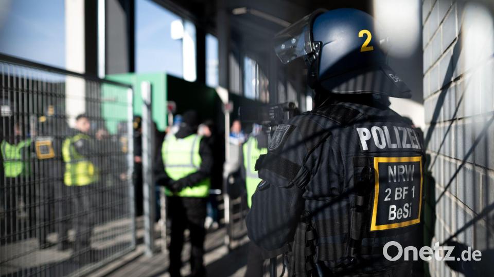 Die Fans stören sich oft auch an der Polizei-Präsenz. Bild: Fabian Strauch/dpa