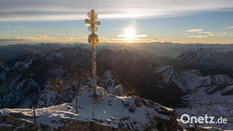 Das Zugspitz-Gipfelkreuz wird derzeit neu vergoldet und zum Saisonstart fertig sein. (Archivbild) Bild: Peter Kneffel/dpa