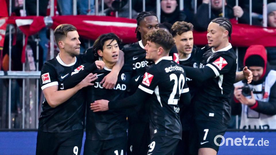 Am Anfang jubelten die Freiburger, hier mit Torschütze Yuito Suzuki (2.v. links), in München, dann gab es doch die gewohnte Niederlage. Bild: Sven Hoppe/dpa