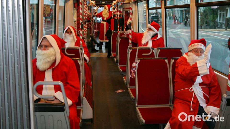 Bremer Weihnachtsmänner fahren eine erste Runde mit der Weihnachtsbahn zum Rathaus. Bild: Kai Moorschlatt/dpa