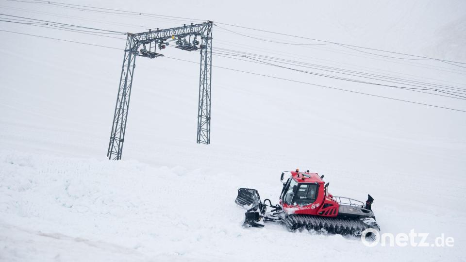 Pistenraupen präparieren derzeit die Pisten - und nutzen dazu an der Zugspitze auch Altschnee. (Archivfoto) Bild: Sven Hoppe/dpa