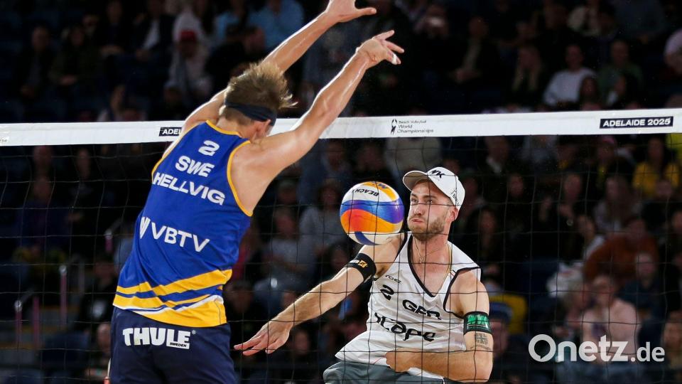 Der Schwede Jonatan Hellvig blockt Clemens Wickler (r) im WM-Halbfinale. Bild: Matt Turner/AAP/dpa