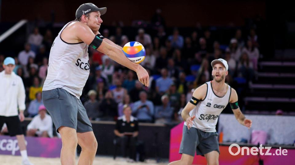 Nils Ehlers (l) und Clemens Wickler während des Halbfinalspiels der Beachvolleyball-WM. Bild: Matt Turner/AAP/dpa