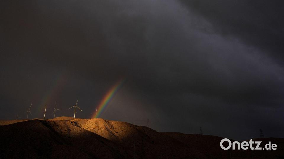 Ein doppelter Regenbogen erscheint hinter Windturbinen unter Gewitterwolken in der Nähe von Cathedral City in Kalifornien. Bild: Jae C. Hong/AP/dpa
