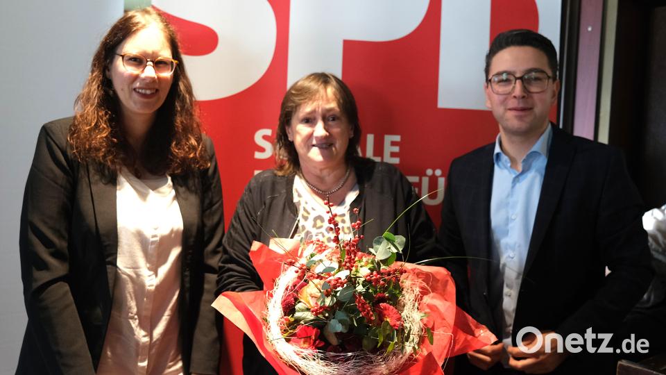 Mit Blumen gratulierten Geschäftsstellenleiterin Sandra Richthammer (links) und SPD-Kreisvorsitzender Peter Wein (rechts) Marianne Schieder zur Nominierung als Landratskandidatin. Bild: Hirsch