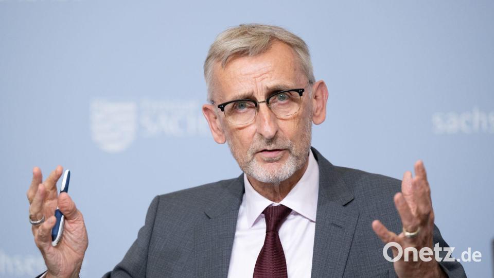 Armin Schuster (CDU), Innenminister von Sachsen, ist einer von vielen Landesinnenministern, die strengere Regeln zur Verhinderung von Gewalt bei Fußballspielen einfordern. (Archivfoto) Bild: Sebastian Kahnert/dpa