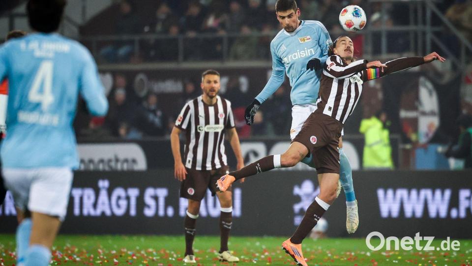 Zurück in der Startelf: St. Paulis Kapitän Jackson Irvine (r). Bild: Christian Charisius/dpa