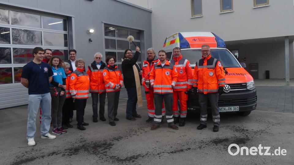 Pfarrer Johannes Bosco Ernstberger segnete Transportwagen und Mannschaft der Bereitschaft Eschenbach. Bild: rn