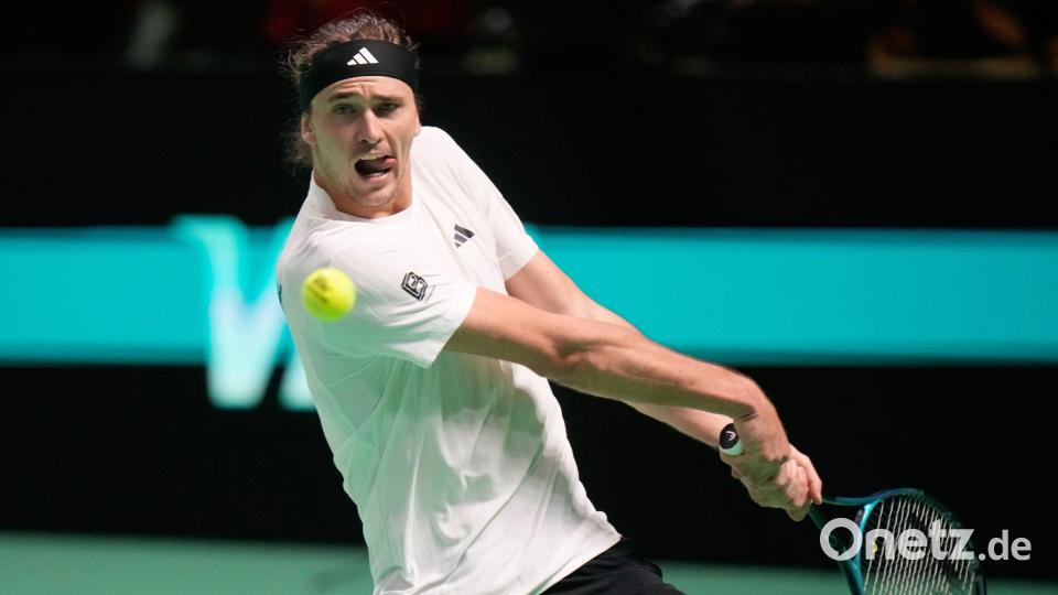 Volle Konzentration auf den Ball und den Schlag: Alexander Zverev Bild: Luca Bruno/AP/dpa