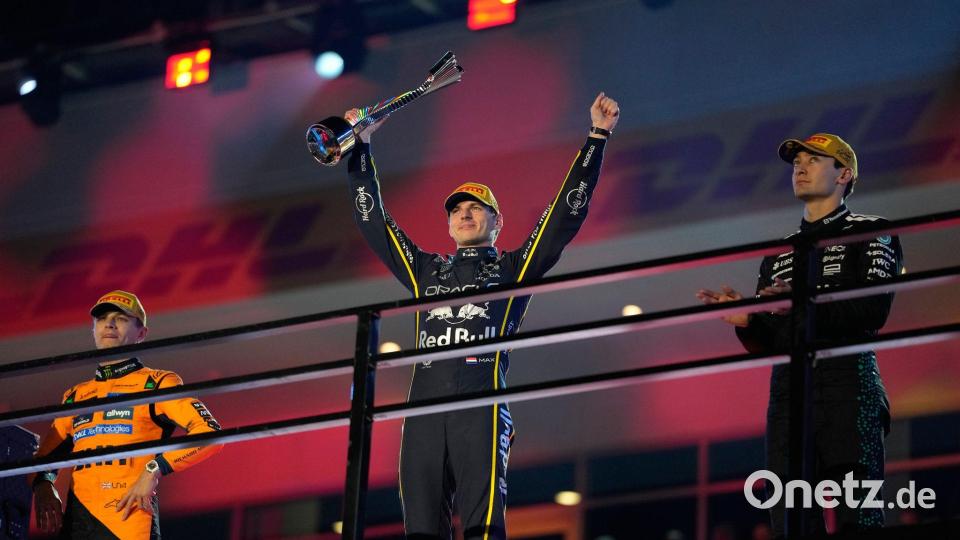 Als Verstappen (Mitte) bei der Siegerehrung jubelte, wusste er noch nicht, wie wertvoll sein Sieg noch werden würde. Bild: John Locher/AP/dpa