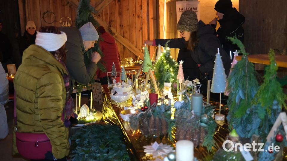 Die mannigfaltige Palette an Weihnachtsdekoration macht den Reiz dieses kleinen, aber feinen Marktes aus. Bild: Hirsch