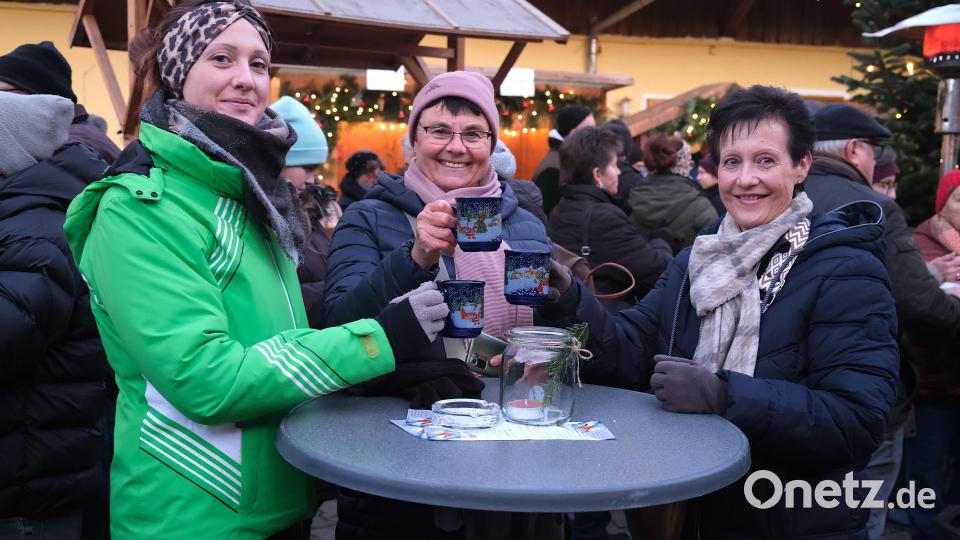 Im Sorgenfrei-Innenhof in Stulln drängten sich die Besucher um die Stehtische und genossen bei einer Tasse Glühwein die stimmungsvolle Atmosphäre. Bild: Hirsch