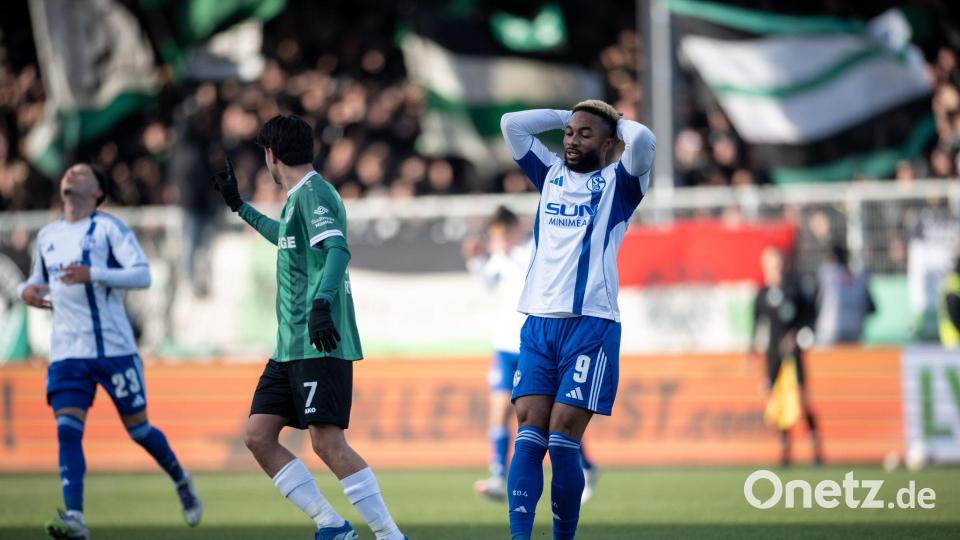 Auch in Überzahl trafen Moussa Sylla und die anderen Schalker nicht. Bild: Fabian Strauch/dpa