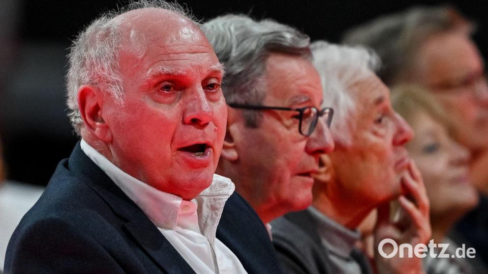 Ehrenpräsident Uli Hoeneß (links) bei der Mitgliederversammlung des FC Bayern Anfang November. (Archivbild) Bild: Harry Langer/dpa