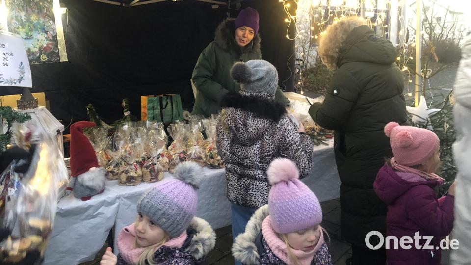 An den Ständen lockten Plätzchen oder auch süße Waffeln. Bild: sei