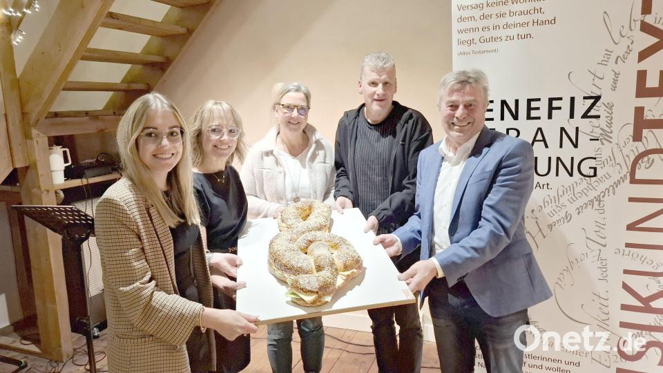 Bürgermeister Reiner Gäbl (von rechts), Initiator Wolfgang Goeldner, Christine Heimburger, Manuela und Anna-Lena Klug präsentieren den gebackenen Notenschlüssel von Bäckerin Sonja Hummel. Bild: gz